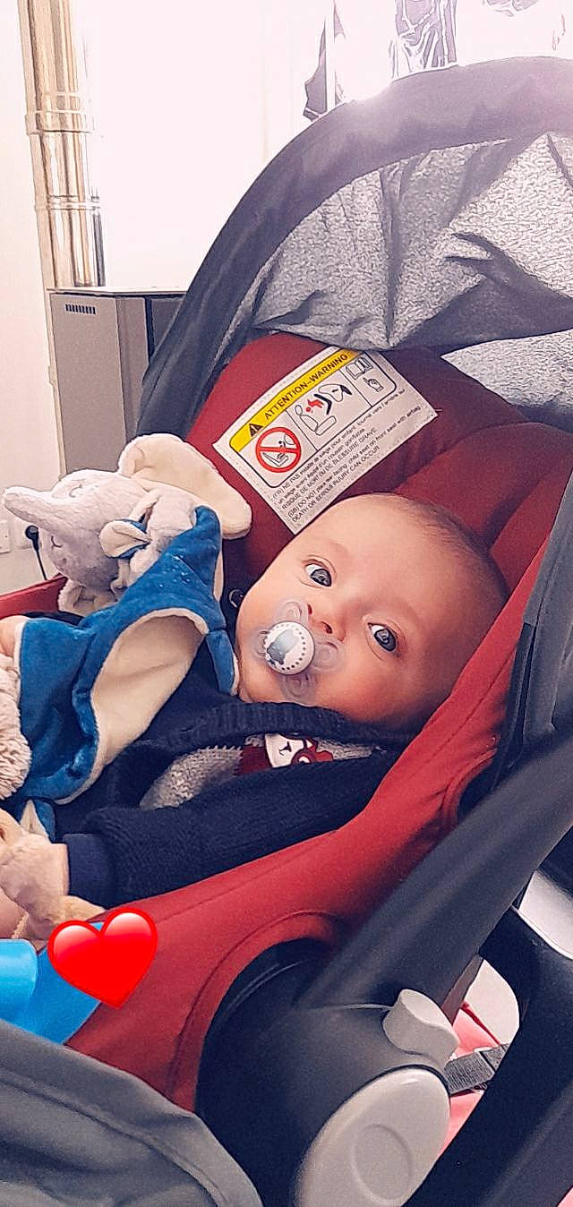 Jamie participe au concours pour gagner de l'argent avec cette photo : baby, baby_carriage, baby_products, baby_safety, car_seat, carmine, child, comfort, electric_blue, fun, hat, person, pink, product, red, sitting, skin, stuffed_toy, toddler, toy