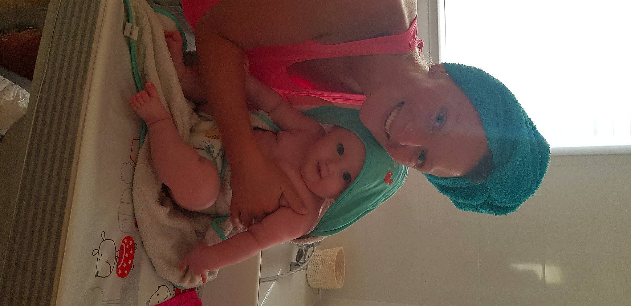 Diane a rejoint le concours — aidez-le/la à gagner de superbes lots ! abdomen, baby, chair, chest, dress, elbow, eye, finger, fun, happy, hat, headwear, human_leg, joy, leg, mouth, person, skin, smile, thigh