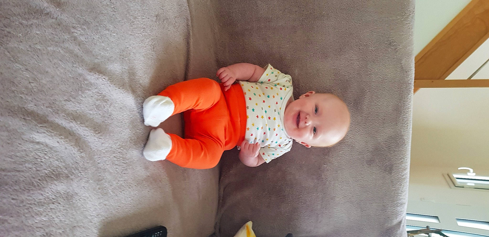 Diane participe au concours pour gagner de l'argent avec cette photo : baby, baby_products, baby_safety, baby_sleeping, baby_toddler_clothing, child, comfort, eye, human_body, joy, leg, linens, pattern, person, room, sitting, skin, sleeve, sock, t_shirt