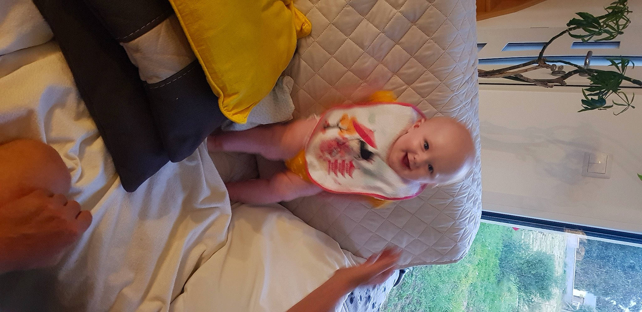 Diane participe au concours pour gagner de l'argent avec cette photo : arm, baby, baby_products, baby_toddler_clothing, child, comfort, event, finger, foot, fun, gesture, hand, joy, linens, nail, person, room, skin, thumb, toddler