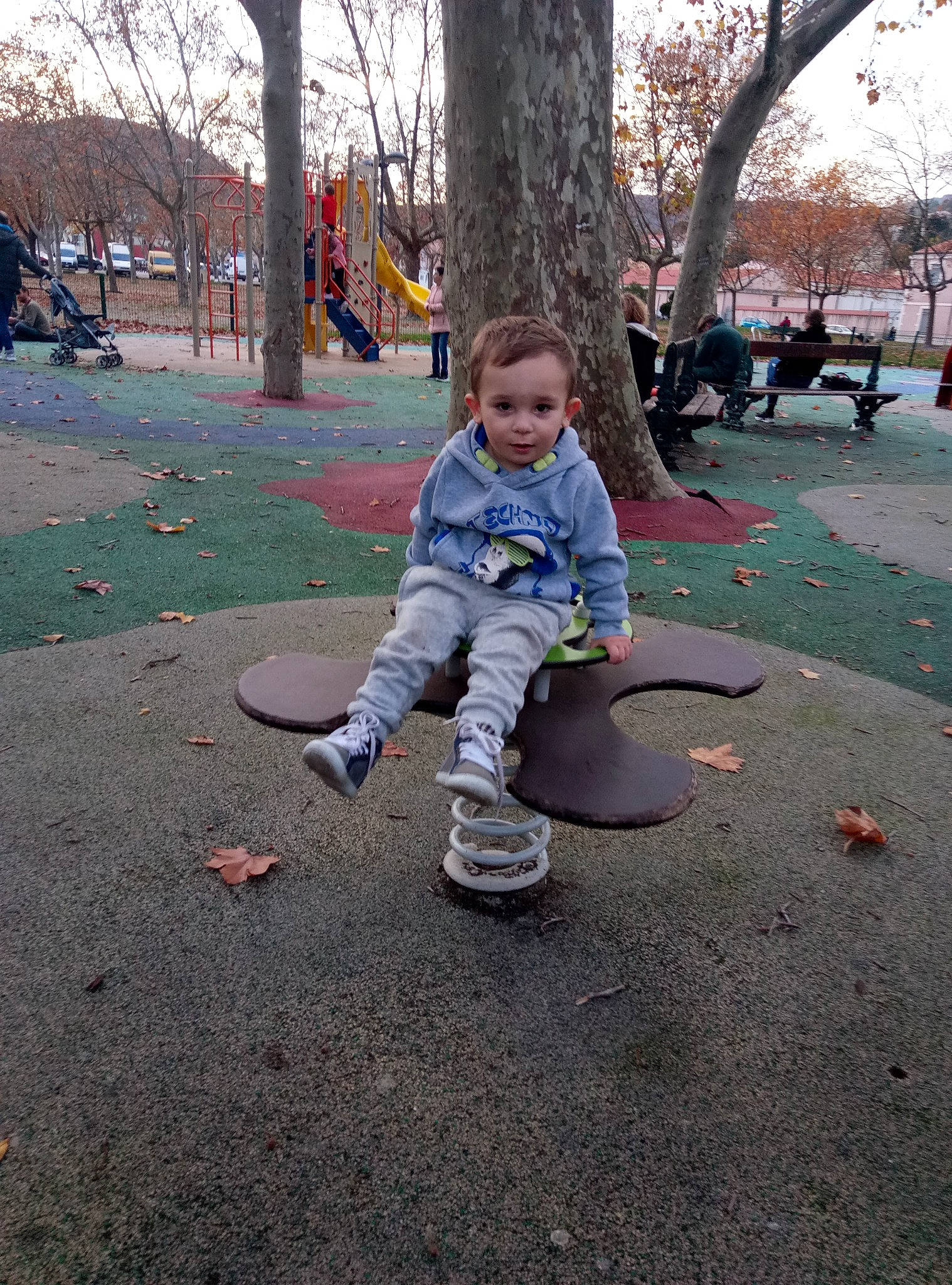 Ethan a rejoint le concours — aidez-le/la à gagner de superbes lots ! asphalt, child, fun, person, plant, play, playground, public_space, recreation, toddler, tree, winter