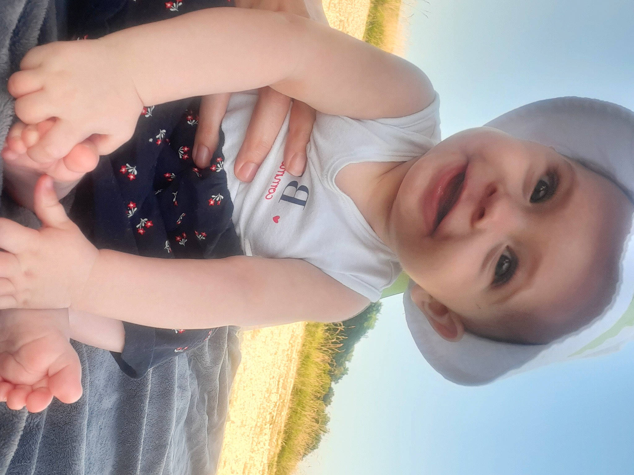 Prïhya a rejoint le concours — aidez-le/la à gagner de superbes lots ! elbow, facial_expression, finger, fun, gesture, hand, happy, hat, human_body, joy, light, neck, people_in_nature, person, plant, shoulder, skin, sky, sleeve, smile