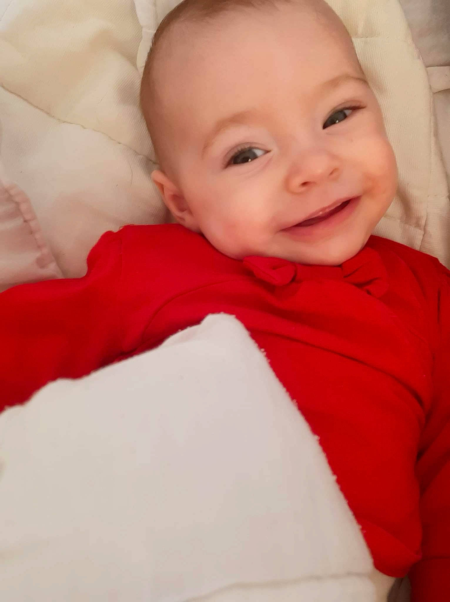 Prïhya participe au concours pour gagner de l'argent avec cette photo : baby, baby_toddler_clothing, cheek, collar, comfort, eye, eyebrow, happy, head, iris, joy, lip, nose, outerwear, person, pink, skin, sleeve, smile, t_shirt