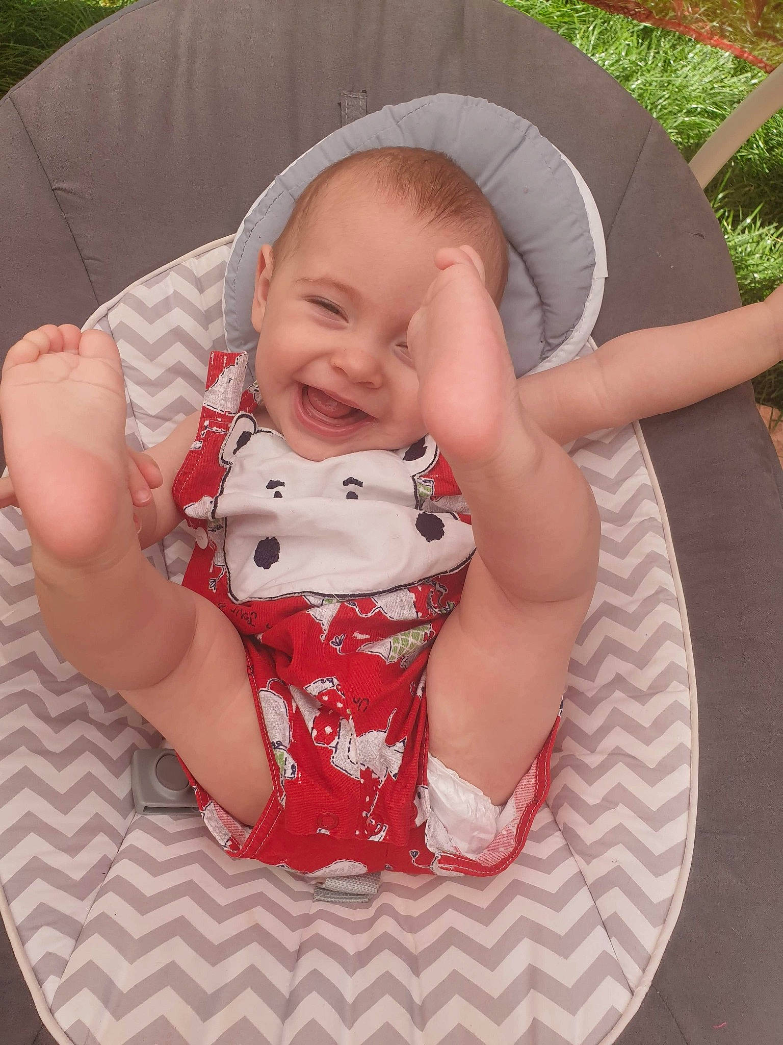 Prïhya a rejoint le concours — aidez-le/la à gagner de superbes lots ! baby, baby_toddler_clothing, cheek, comfort, finger, fun, grass, hand, happy, headgear, iris, lap, pattern, person, pink, product, skin, sleeve, smile, textile