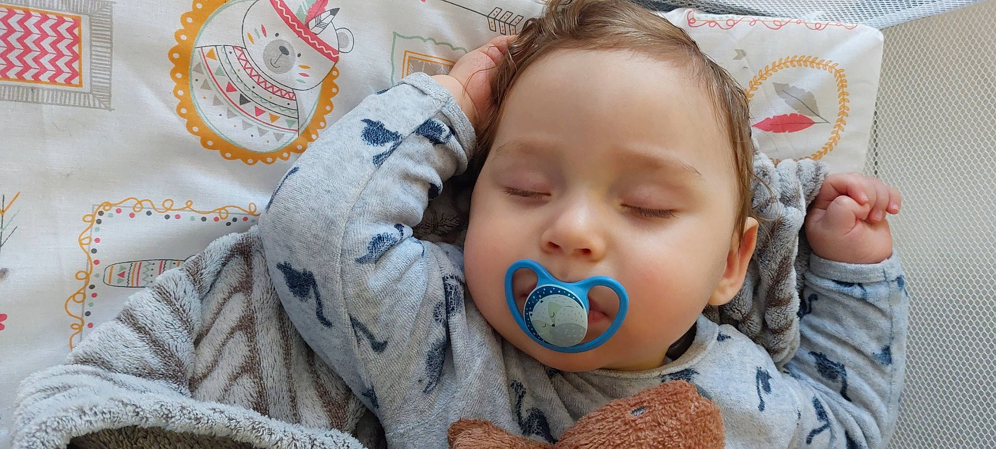 Ryan participe au concours pour gagner de l'argent avec cette photo : baby, baby_products, baby_sleeping, baby_toddler_clothing, bedtime, cheek, child, comfort, ear, eyelash, happy, head, iris, linens, mouth, nose, person, room, skin, textile