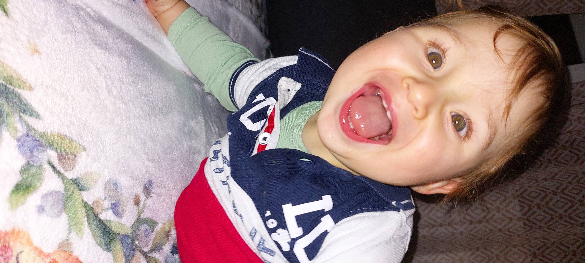 Ryan participe au concours pour gagner de l'argent avec cette photo : baby, cheek, cool, ear, eyelash, finger, gesture, happy, human_body, iris, jaw, lip, mouth, neck, nose, person, skin, sleeve, smile, tongue