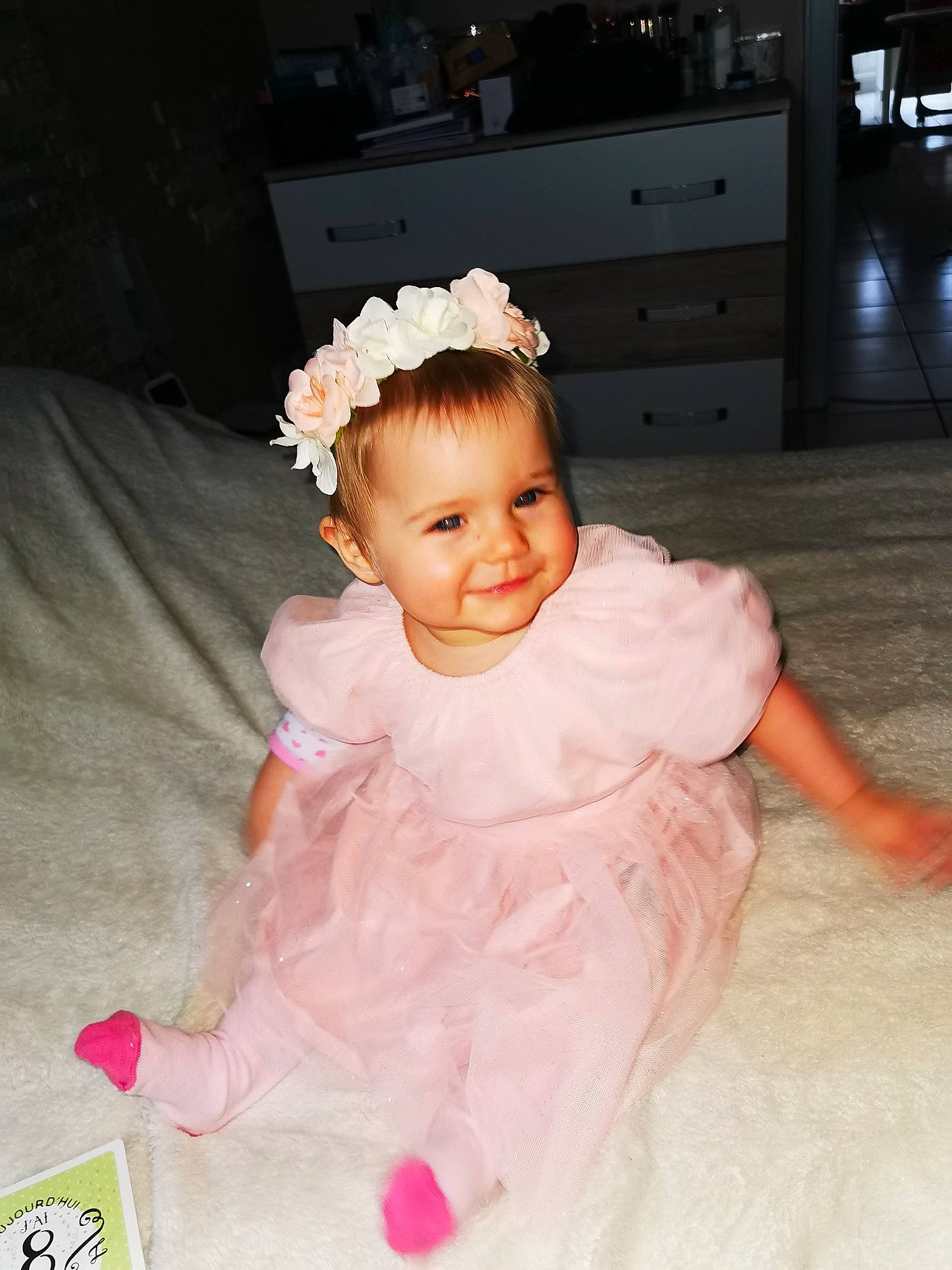 Ambre participe au concours pour gagner de l'argent avec cette photo : baby, baby_toddler_clothing, cabinetry, child_model, costume, costume_accessory, day_dress, dress, embellishment, hair_accessory, headband, headgear, headpiece, joy, person, petal, pink, textile