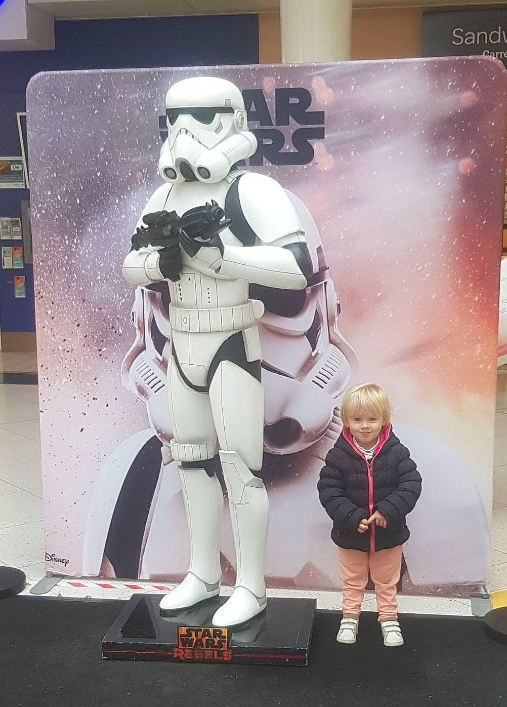 Lola participe au concours pour gagner de l'argent avec cette photo : action_figure, advertising, animated_cartoon, animation, armour, art, astronaut, carmine, comics, display_case, display_device, fiction, fictional_character, joy, machine, mecha, person, poster, space, technology