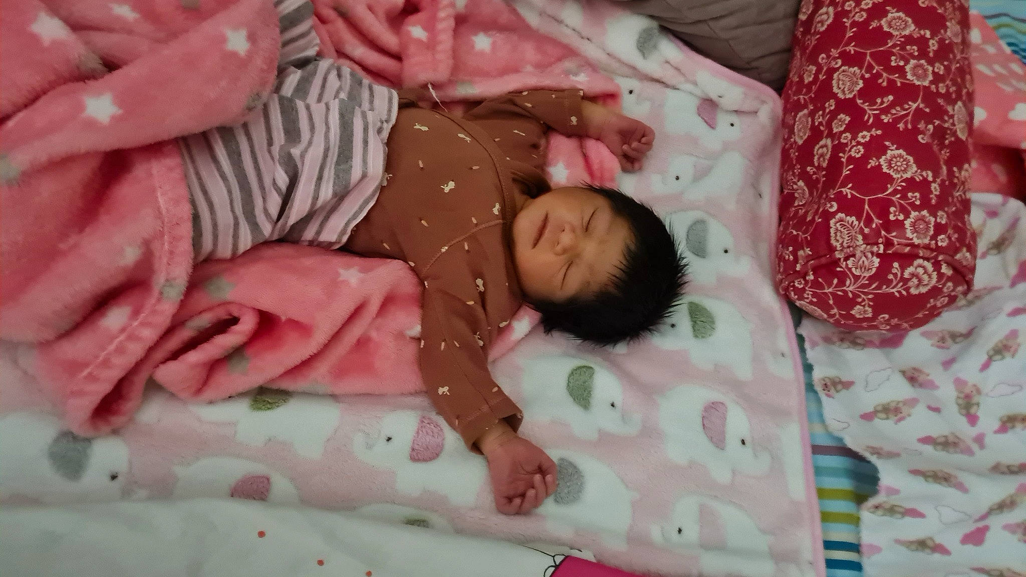 Chloë a rejoint le concours — aidez-le/la à gagner de superbes lots ! baby, baby_products, baby_toddler_clothing, bed, bed_sheet, bedding, bedtime, blanket, child, comfort, event, hand, linens, pattern, person, pink, room, skin, sleep, textile