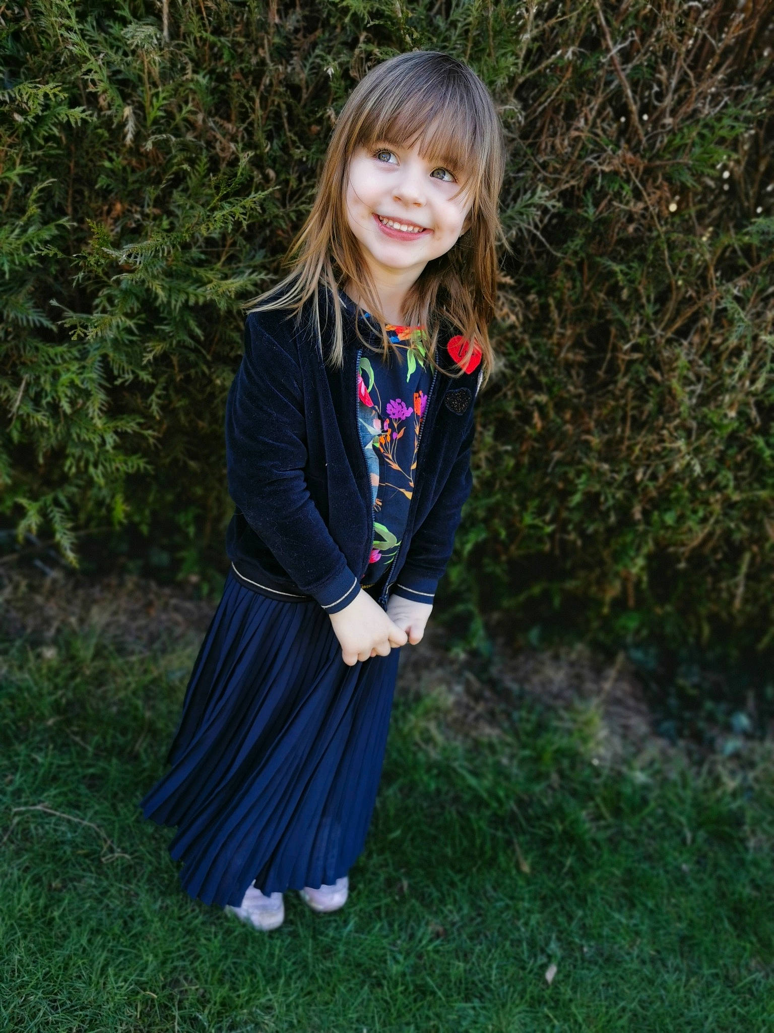 Olivia a rejoint le concours — aidez-le/la à gagner de superbes lots ! blond, brown_hair, denim, electric_blue, formal_wear, grass, grassland, hair, happy, joy, long_hair, pattern, people_in_nature, person, plant, sleeve, smile, spring, street_fashion, toddler