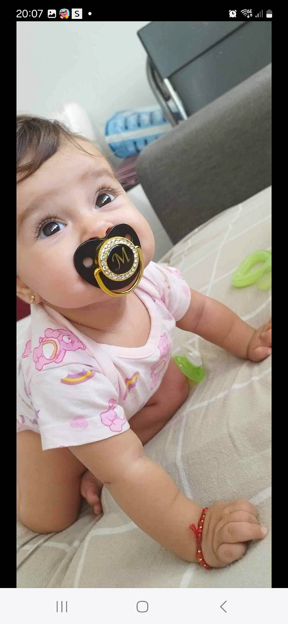 Carla Maria a rejoint le concours — aidez-le/la à gagner de superbes lots ! auto_part, baby, baby_products, baby_safety, baby_toddler_clothing, cheek, child, comfort, couch, eyelash, happy, iris, linens, pattern, person, portrait_photography, sitting, skin, sleeve, toddler