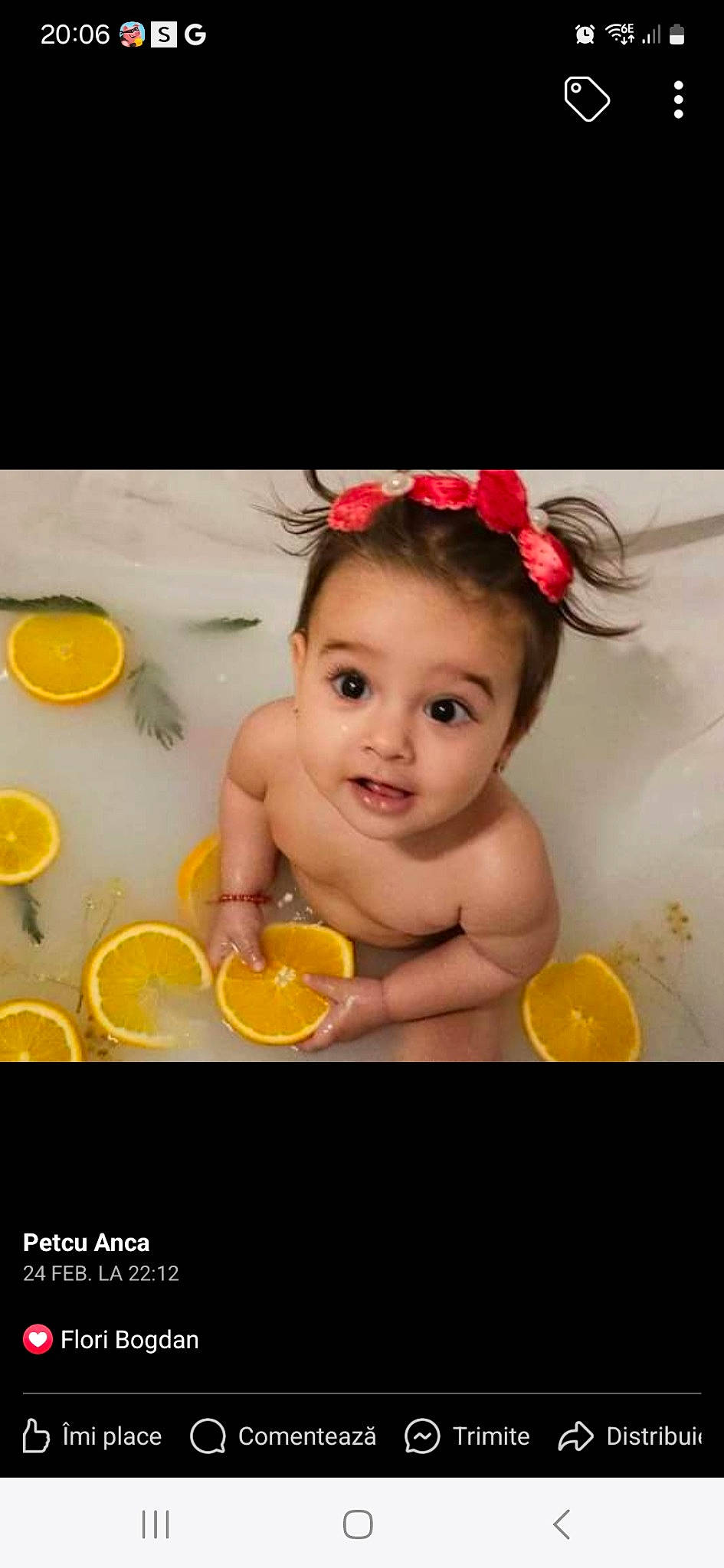 Carla Maria a rejoint le concours — aidez-le/la à gagner de superbes lots ! baby, baby_toddler_clothing, bathing, child, citrus, facial_expression, flash_photography, fruit, fun, happy, ingredient, meyer_lemon, natural_foods, orange, person, skin, smile, surprise, sweetness, tableware