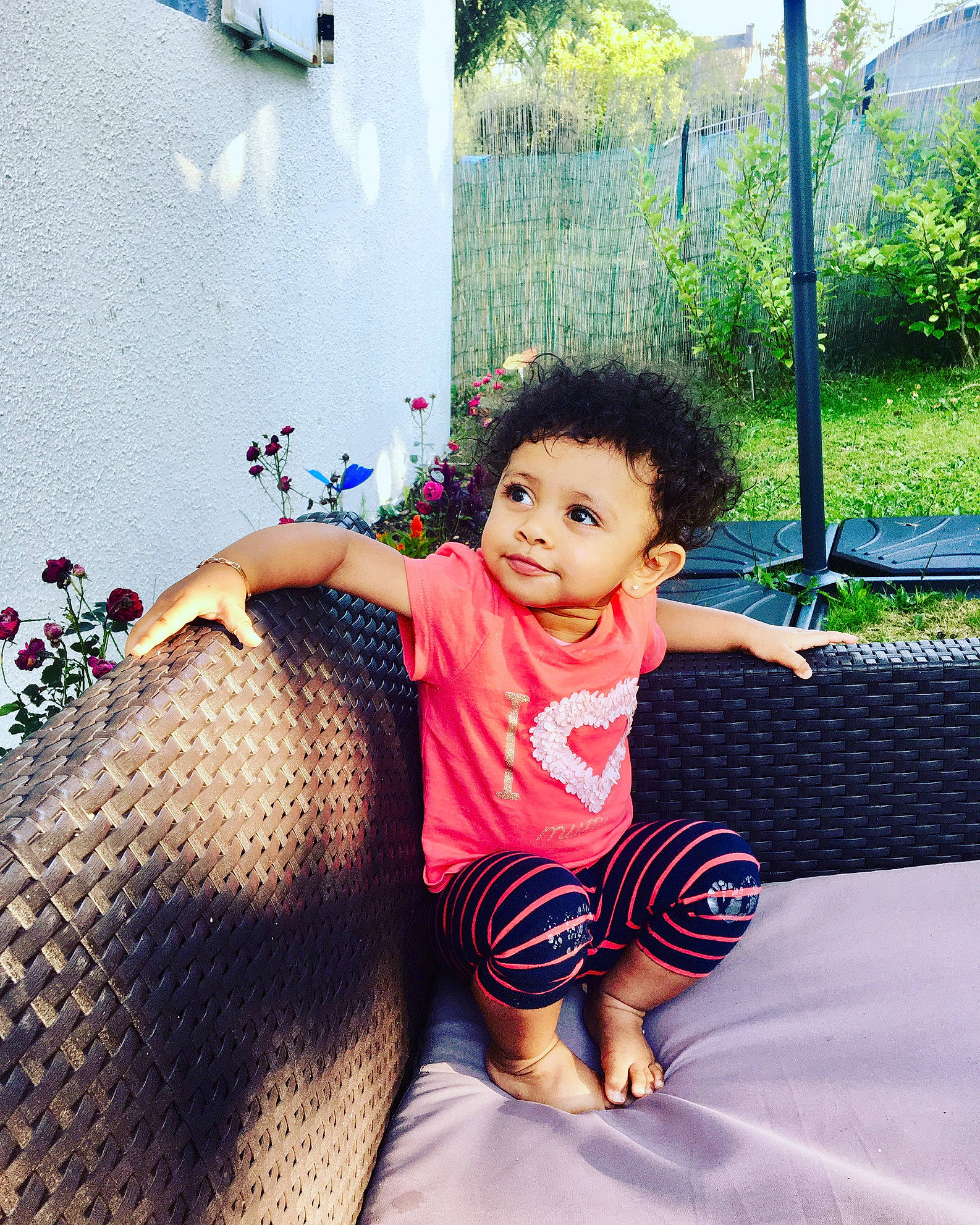 Hania participe au concours pour gagner de l'argent avec cette photo : baby_toddler_clothing, barefoot, child, cool, foot, fun, grass, happy, human_leg, leg, leisure, magenta, person, plant, shorts, sitting, thigh, tints_and_shades, toddler, tree