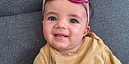 Mélina participe au concours pour gagner de l'argent avec cette photo : baby, child, smiling, sunglasses, yellow_sweater, indoor, couch, seated, happy, portrait, face, cute, young_child, clothing, headwear, person, eyewear, texture, cozy, casual