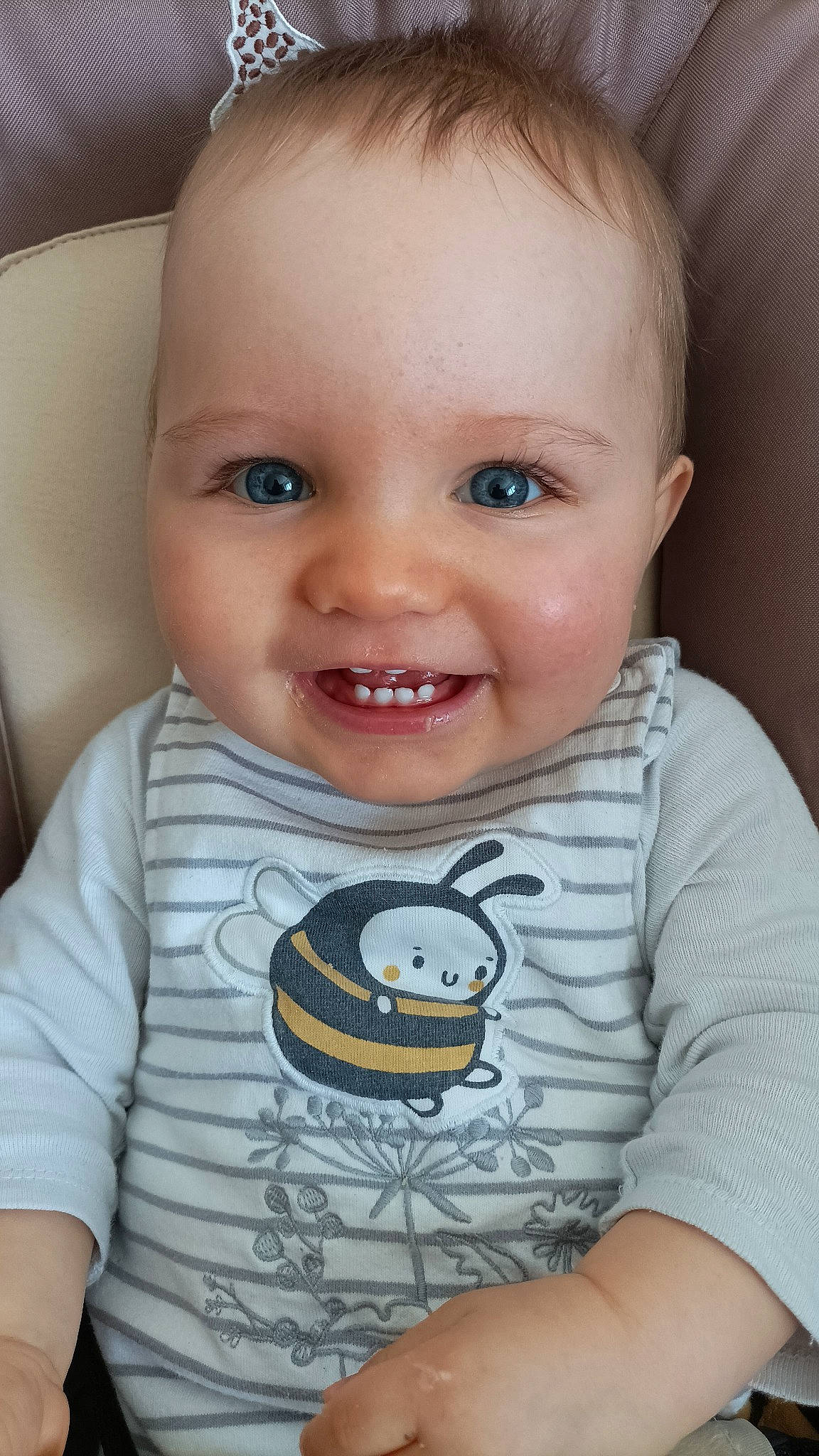 Harlan a rejoint le concours — aidez-le/la à gagner de superbes lots ! baby_toddler_clothing, cheek, chin, eyebrow, eyelash, facial_expression, finger, forehead, iris, joy, lip, mammal, mouth, neck, nose, organ, person, product, skin, sleeve