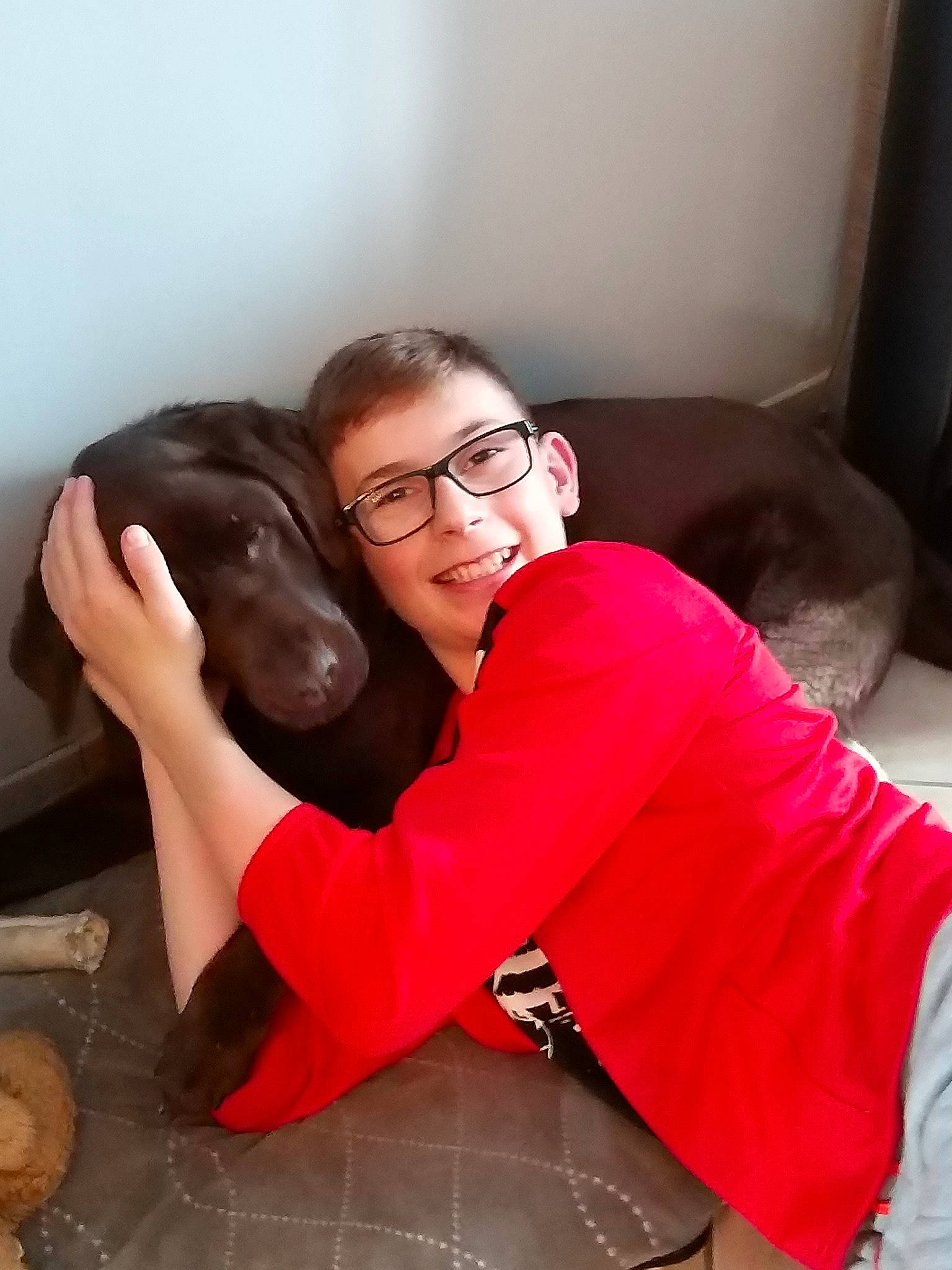 Enza a rejoint le concours — aidez-le/la à gagner de superbes lots ! black_hair, canidae, companion_dog, ear, eyewear, fawn, glasses, guard_dog, leg, mouth, muscle, person, sporting_group