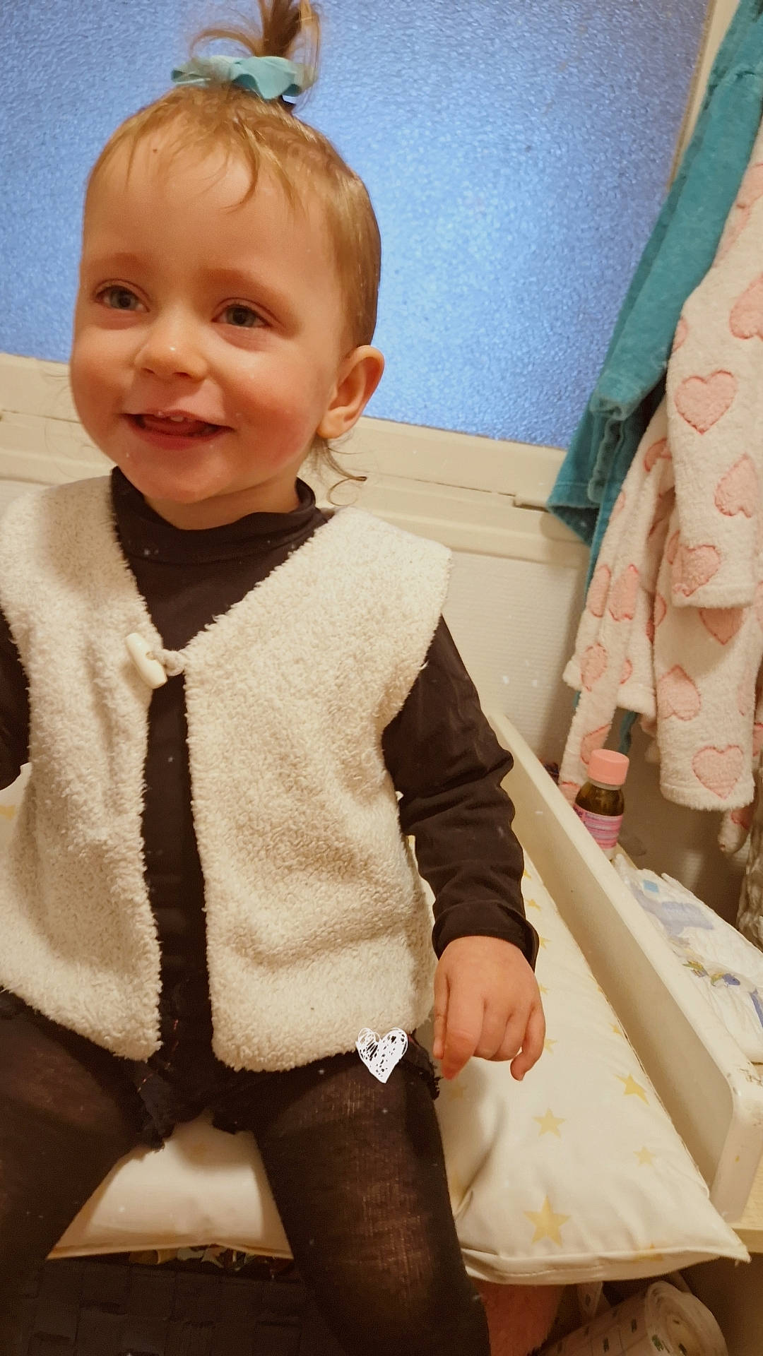 Maya a rejoint le concours — aidez-le/la à gagner de superbes lots ! baby, bed, bodypart, clothing, coat, couch, crib, face, finger, furniture, hand, head, homedecor, infantbed, knitwear, linen, pants, person, sweater, vest