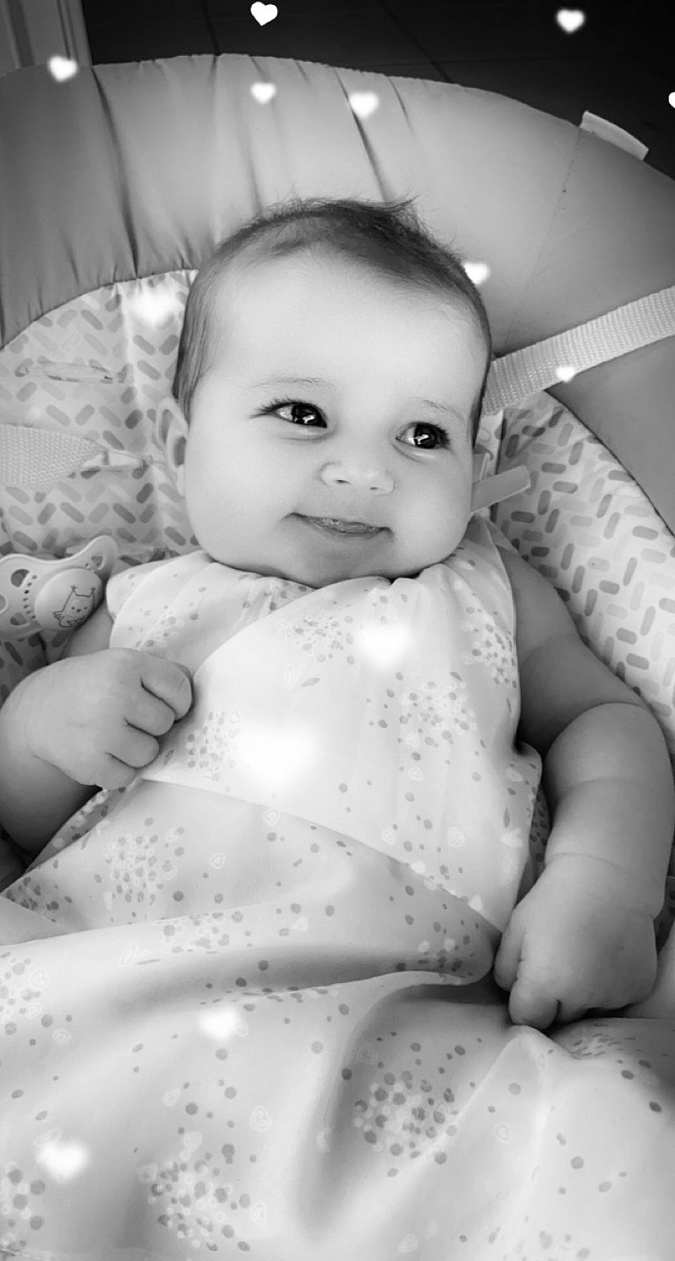 Noëlia a rejoint le concours — aidez-le/la à gagner de superbes lots ! arm, baby, cheek, chin, eye, eyebrow, facial_expression, flash_photography, gesture, hand, happy, iris, lip, mouth, neck, nose, person, shoulder, skin, smile