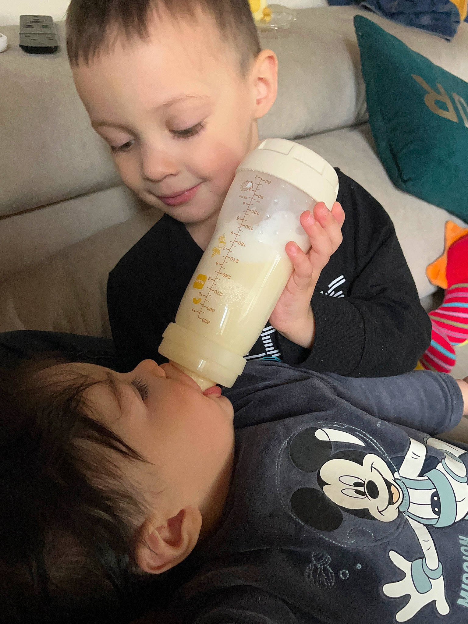 Tony a rejoint le concours — aidez-le/la à gagner de superbes lots ! arm, cheek, cool, drinkware, ear, eyelash, finger, gesture, hair, hairstyle, hand, head, human_body, leg, mouth, neck, organ, person, photograph, skin