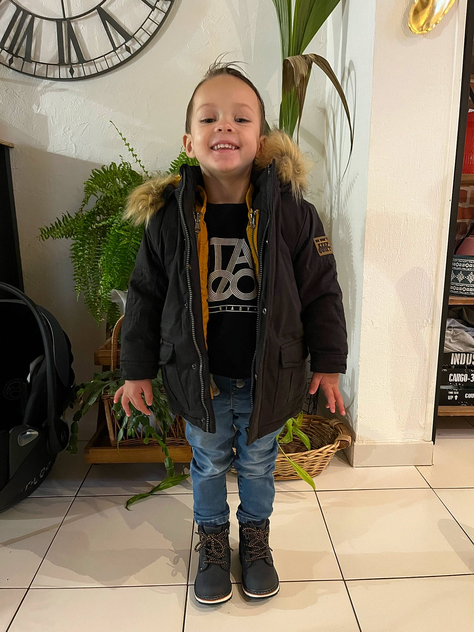 Tony participe au concours pour gagner de l'argent avec cette photo : bag, denim, fashion_accessory, fashion_design, flooring, fun, fur, houseplant, joy, luxury_vehicle, mechanical_fan, person, plant, room, shelf, sleeve, smile, t_shirt