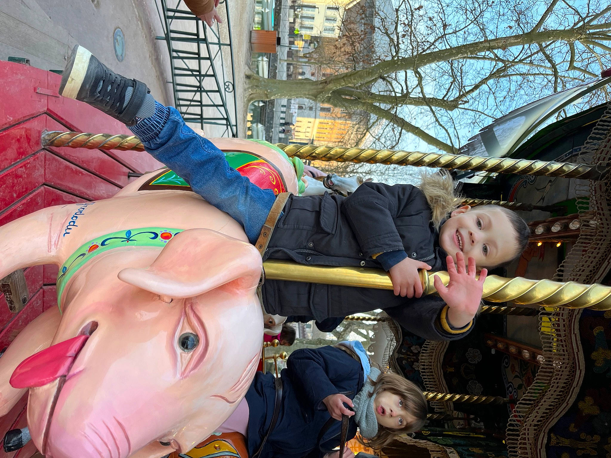 Tony a rejoint le concours — aidez-le/la à gagner de superbes lots ! amusement_park, amusement_ride, carousel, chest, city, crowd, event, eye, festival, flesh, fun, headgear, horse_tack, joy, leisure, pedestrian, person, public_event, recreation, toddler