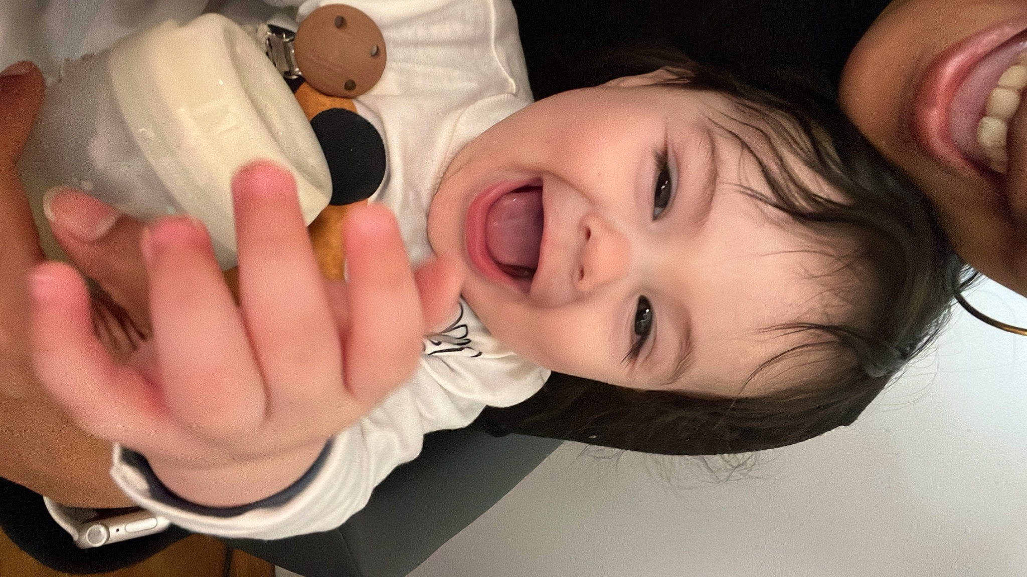 Lenny participe au concours pour gagner de l'argent avec cette photo : arm, baby, baby_toddler_clothing, cheek, ear, eyebrow, eyelash, face, finger, flash_photography, gesture, hand, happy, lip, mouth, neck, nose, organ, person, skin