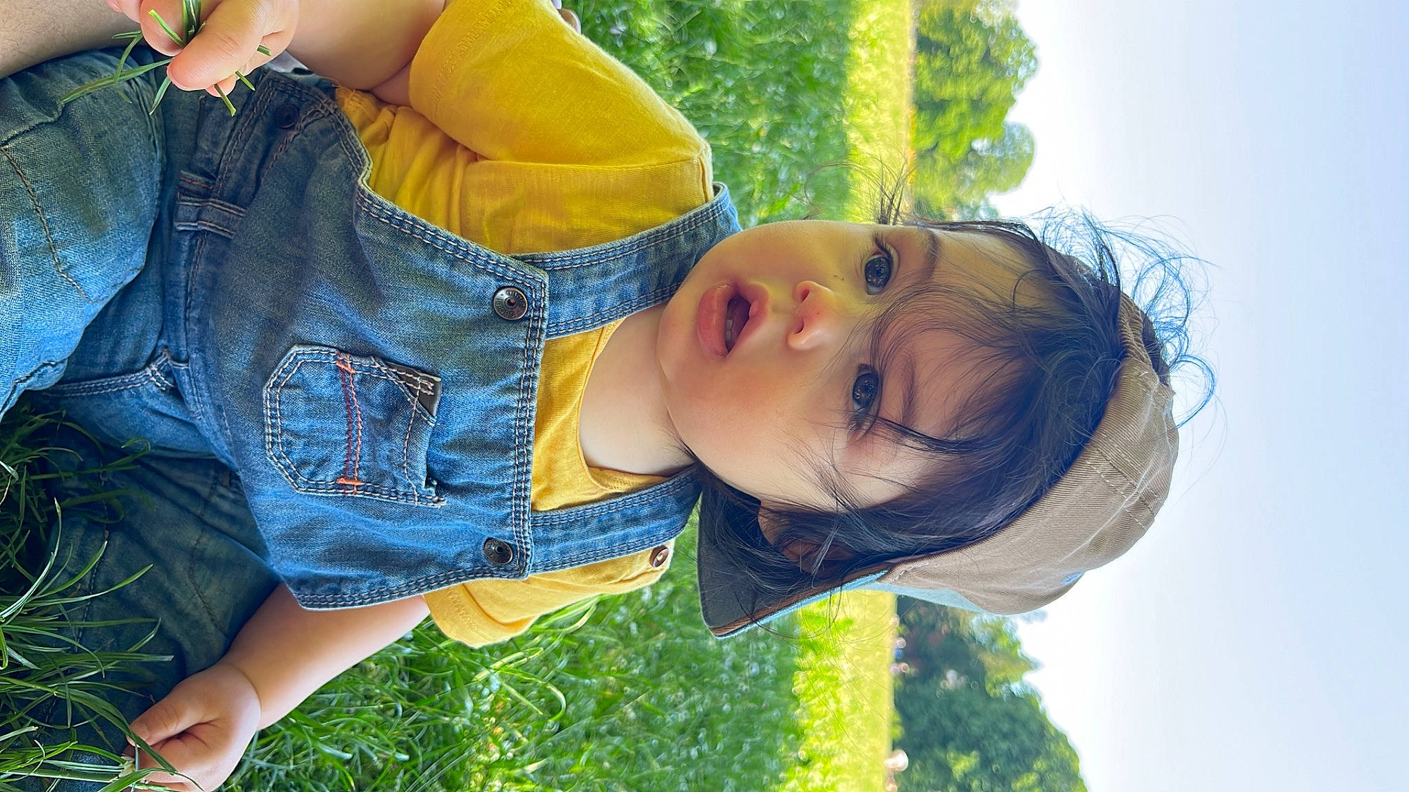 Lenny a rejoint le concours — aidez-le/la à gagner de superbes lots ! arm, black_hair, blond, cool, denim, eye, fun, grass, happy, jeans, leisure, people_in_nature, person, plant, skin, sky, summer, sunlight, surprise, toddler