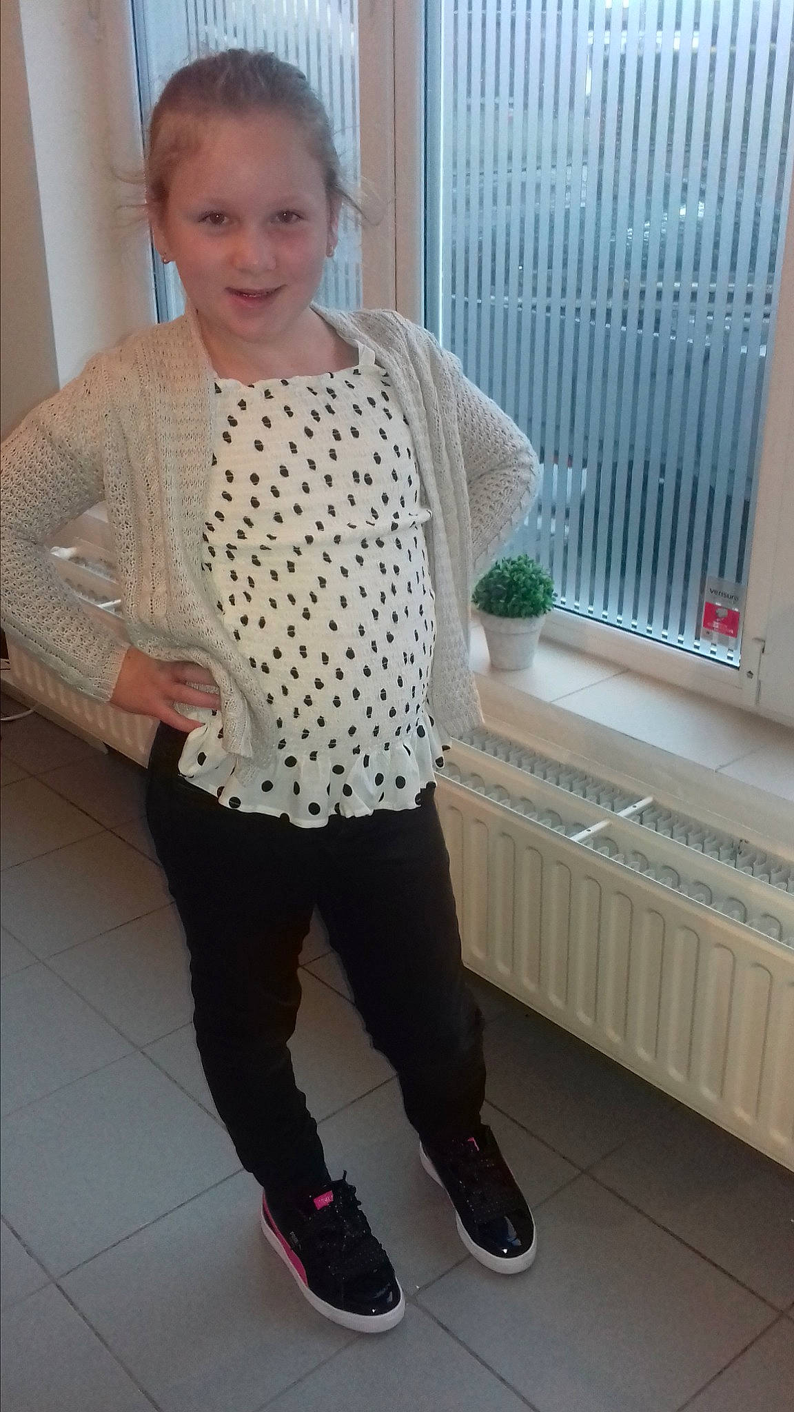 Inaya a rejoint le concours — aidez-le/la à gagner de superbes lots ! child, clothing, crochet, day, design, footwear, fun, girl, jeans, joy, knitting, leggings, outerwear, pattern, person, pink, product, shoulder, standing, sweater