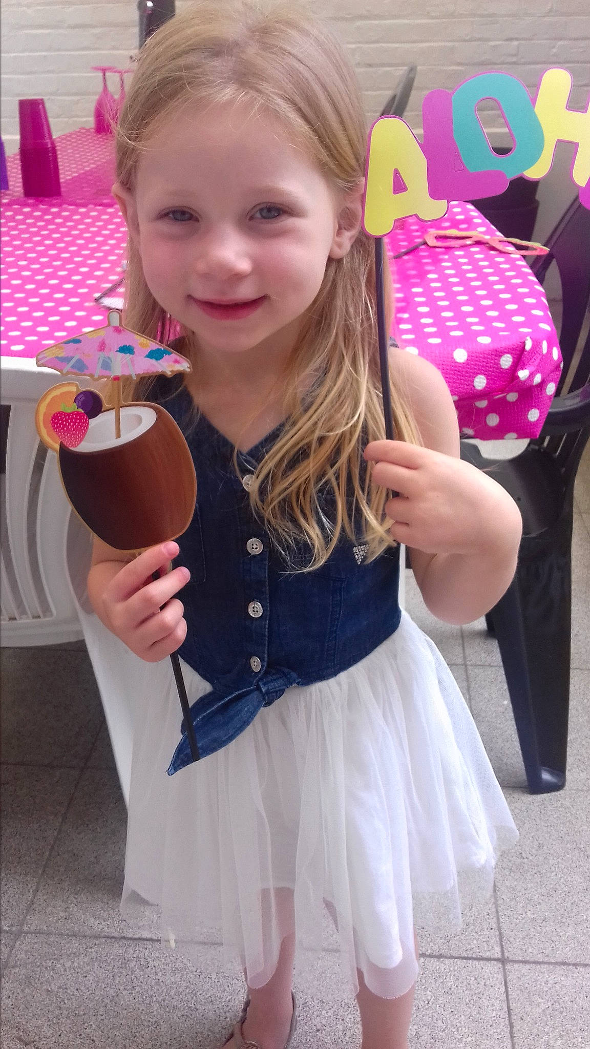 Maïna a rejoint le concours — aidez-le/la à gagner de superbes lots ! blond, brown_hair, child, child_model, costume, day, fun, girl, hair, hairstyle, human_hair_color, joy, long_hair, pattern, person, pink, polka_dot, product, skin, smile