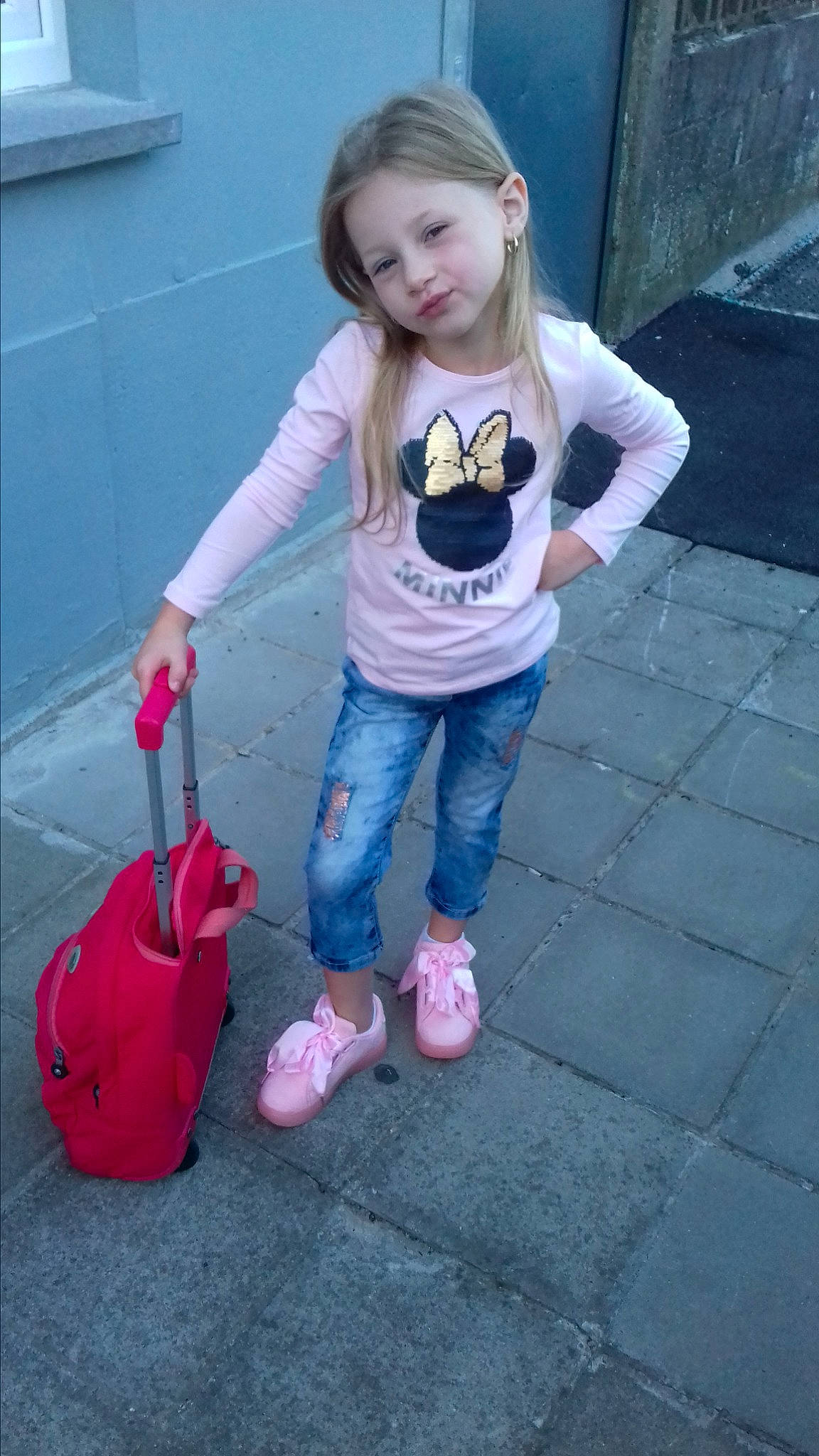 Maïna participe au concours pour gagner de l'argent avec cette photo : child, cool, day, fun, girl, jeans, person, pink, play, product, purple, shoulder, skin, snapshot, toddler