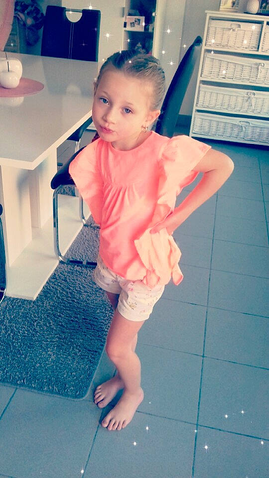 Maïna participe au concours pour gagner de l'argent avec cette photo : arm, blue, boy, child, day, flooring, fun, girl, infant, joint, leg, person, pink, play, shoulder, skin, smile, standing, summer, textile