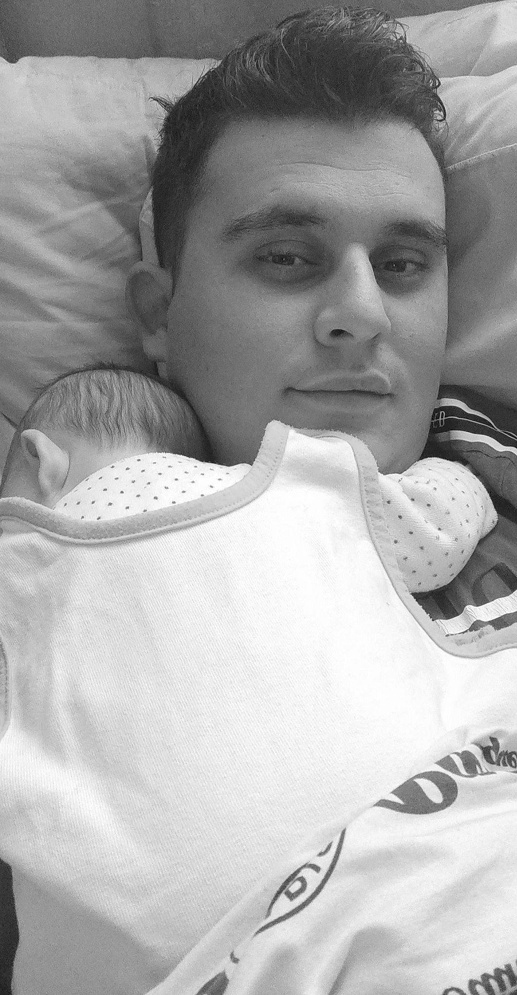 Lyana a rejoint le concours — aidez-le/la à gagner de superbes lots ! black_and_white, child, comfort, elbow, eyelash, gesture, grey, hairstyle, hand, happy, joint, monochrome, monochrome_photography, mouth, neck, organ, pattern, person, skin, style