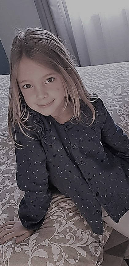 Lou participe au concours pour gagner de l'argent avec cette photo : arm, black, face, flash_photography, hair, hairstyle, happy, head, human, human_body, joy, lip, organ, outerwear, person, shoulder, skin, sleeve, smile, standing