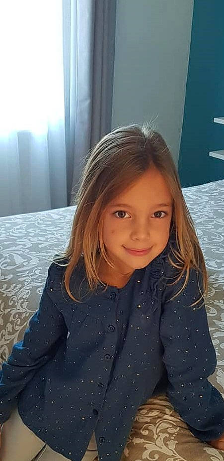 Lou a rejoint le concours — aidez-le/la à gagner de superbes lots ! arm, baby_toddler_clothing, beauty, cheek, eye, eyebrow, eyelash, facial_expression, flooring, happy, iris, joy, lip, long_hair, mouth, nose, outerwear, person, skin, sleeve