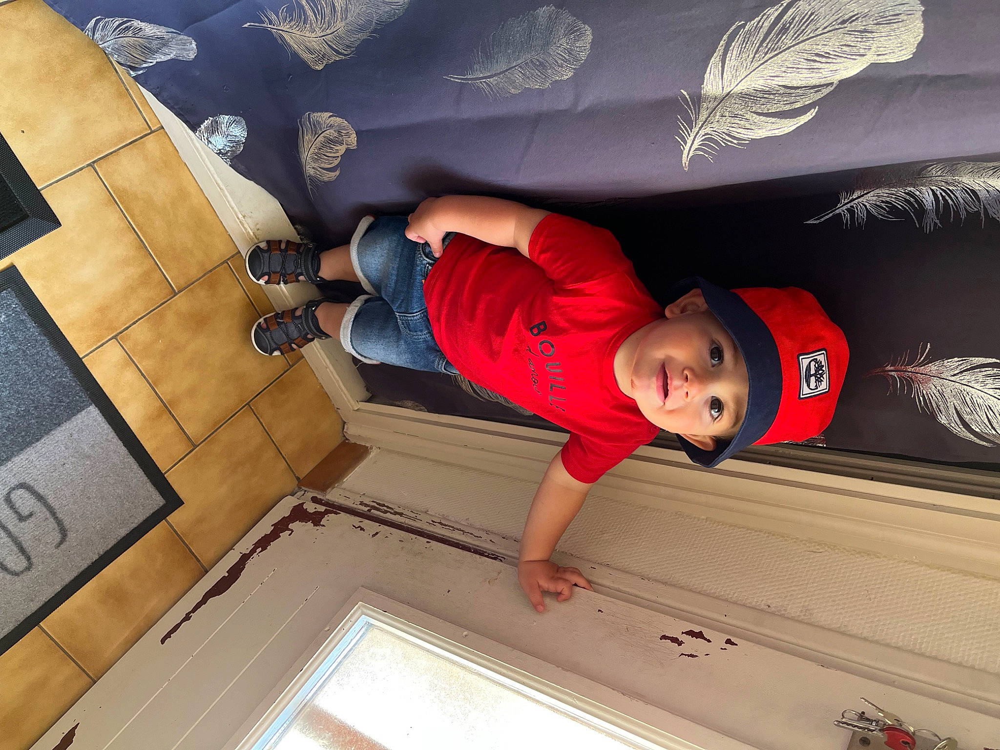 Elio a rejoint le concours — aidez-le/la à gagner de superbes lots ! arm, ceiling, child, cloud, comfort, cool, elbow, floor, flooring, fun, hand, hardwood, hat, headwear, leg, leisure, person, room, t_shirt, toddler