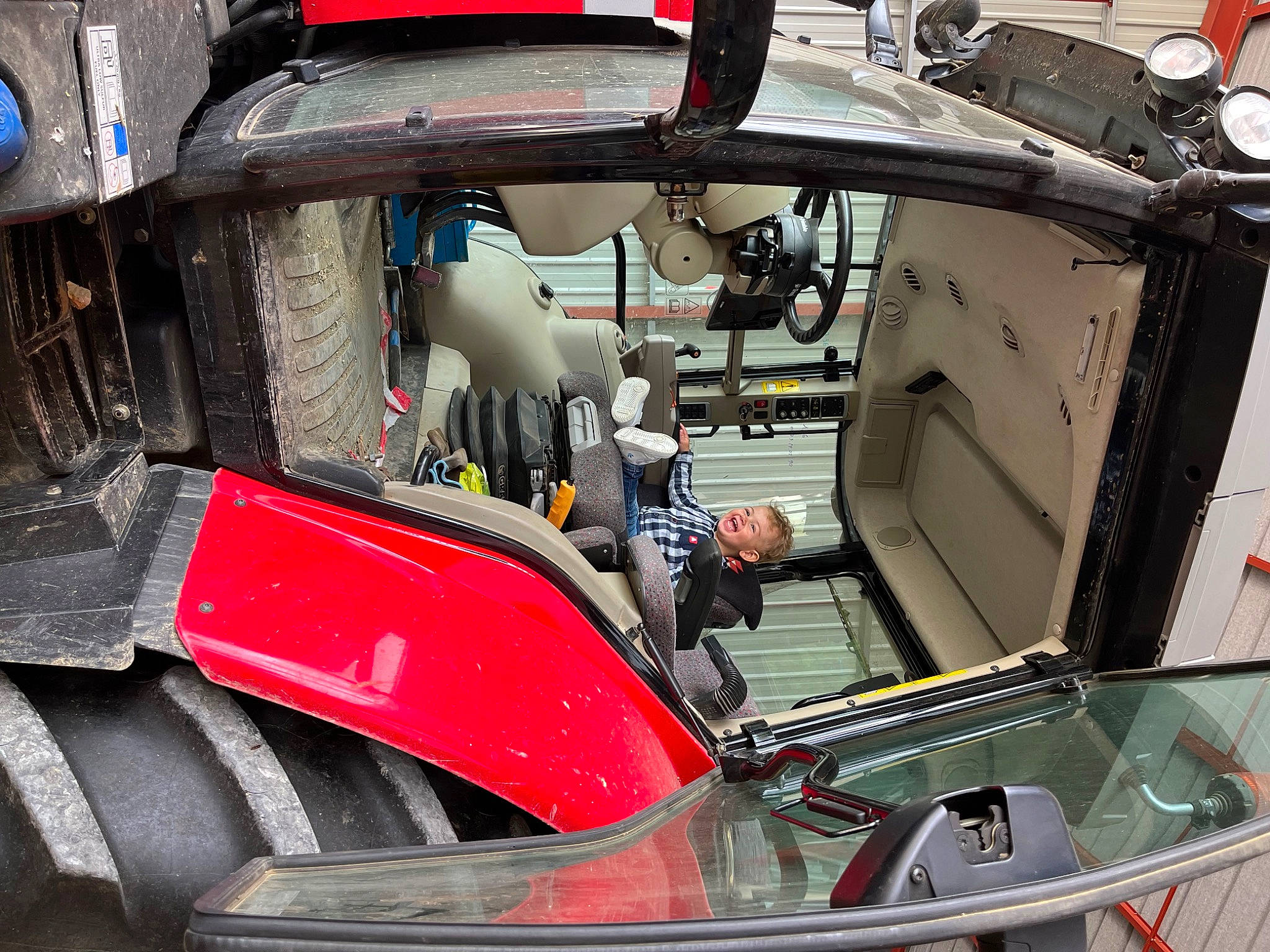 Elio a rejoint le concours — aidez-le/la à gagner de superbes lots ! auto_part, automotive_design, automotive_exterior, automotive_lighting, automotive_tire, automotive_wheel_system, bumper, engineering, event, hood, luxury_vehicle, machine, metal, motor_vehicle, person, personal_luxury_car, rim, steering_wheel, vehicle, vehicle_door