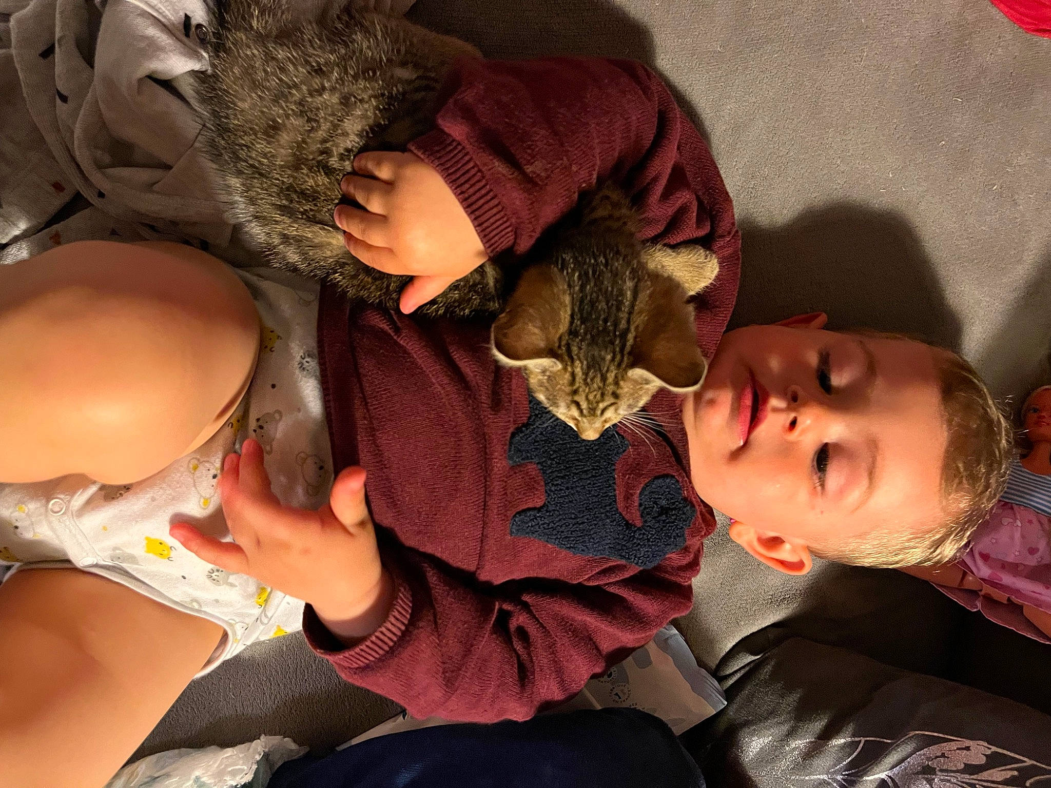 Elio a rejoint le concours — aidez-le/la à gagner de superbes lots ! black_hair, chest, child, cool, event, eyewear, fashion, fashion_accessory, fun, hairstyle, human_body, human_leg, interaction, joint, mouth, neck, person, skin, thigh, toddler