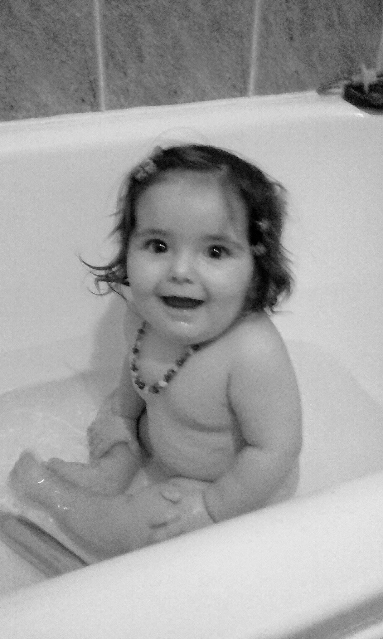 Yllianna a rejoint le concours — aidez-le/la à gagner de superbes lots ! baby, bathing, bathtub, black, black_and_white, child, eye, face, facial_expression, fun, iris, joy, monochrome, person, photograph, photography, room, skin, smile, snapshot