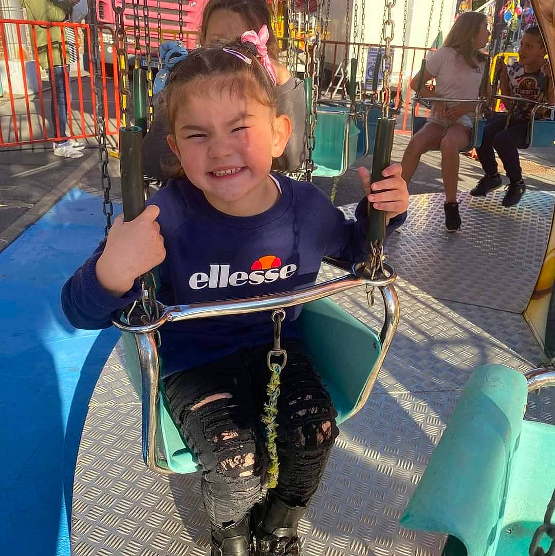 Leana participe au concours pour gagner de l'argent avec cette photo : bag, chair, child, city, cool, eyewear, fish, fun, joy, leisure, luggage_and_bags, person, personal_protective_equipment, playground, recreation, sleeve, smile, t_shirt, toddler, travel