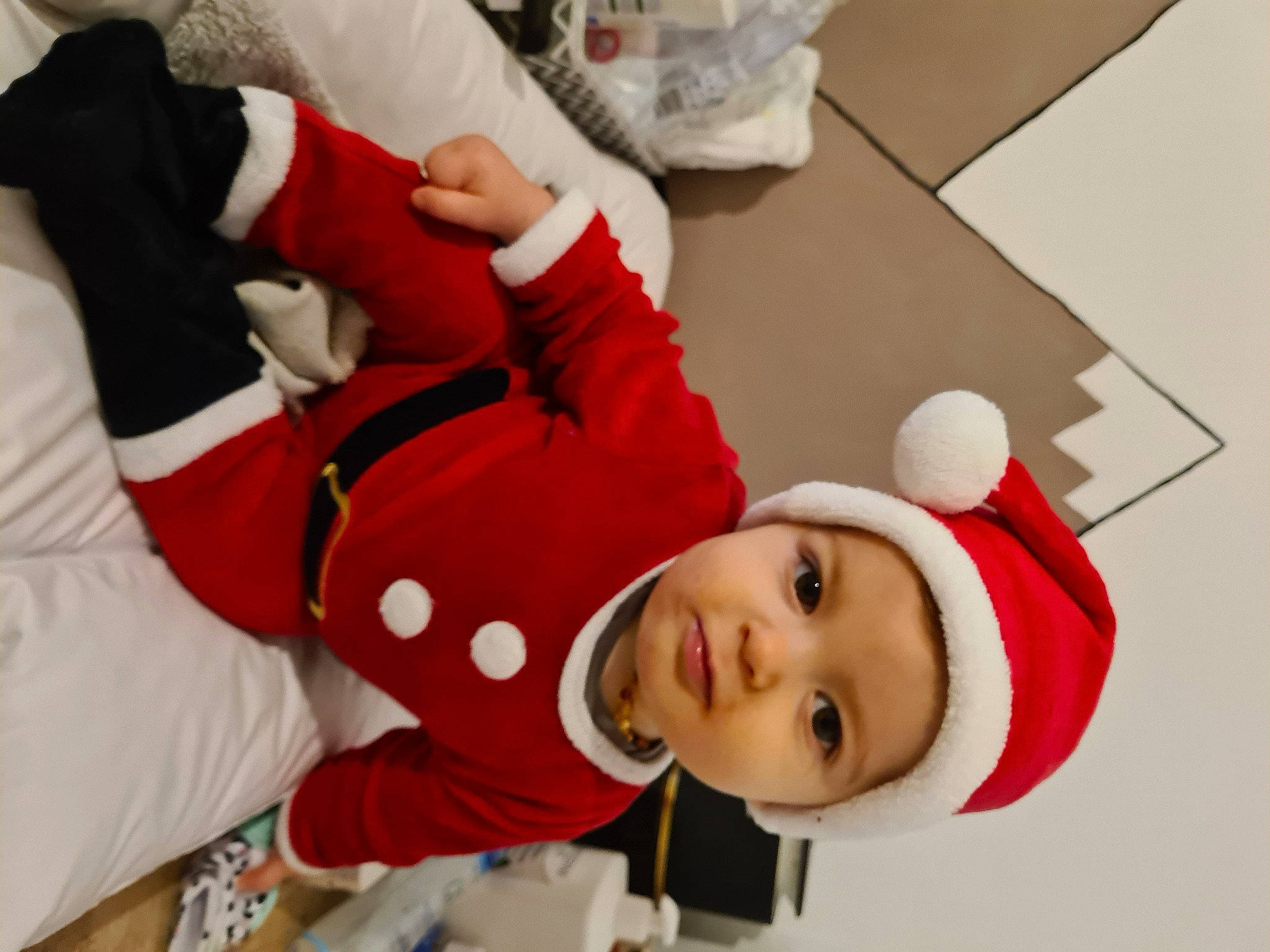 Aÿdenn a rejoint le concours — aidez-le/la à gagner de superbes lots ! carmine, child, christmas, christmas_eve, event, fictional_character, fun, happy, headwear, holiday, lap, person, room, santa_claus, smile, sock, toddler, uniform