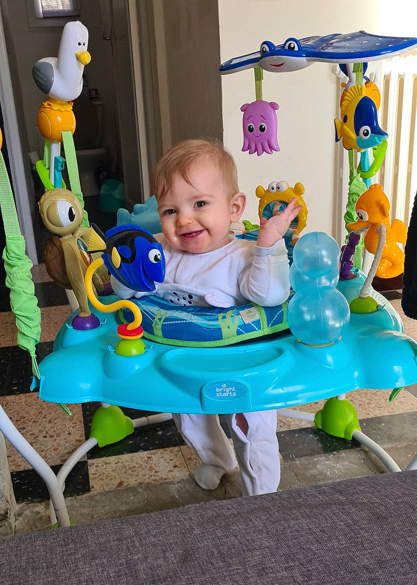 Aÿdenn participe au concours pour gagner de l'argent avec cette photo : baby, baby_playing_with_toys, baby_products, baby_toddler_clothing, baby_toys, child, electric_blue, event, eye, fun, happy, human_body, joy, person, play, product, room, sitting, smile, t_shirt