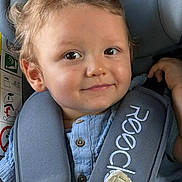 Nassim a rejoint le concours — aidez-le/la à gagner de superbes lots ! toddler, child, car_seat, seatbelt, blanket, curly_hair, smile, blue_shirt, buttoned_shirt, car_interior, safety, baby, cute, young_child, portrait, infant, hands, window, headrest, fabric
