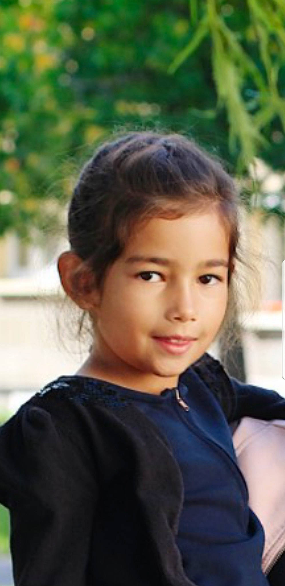 Laly a rejoint le concours — aidez-le/la à gagner de superbes lots ! beauty, black_hair, boy, brown_hair, child, child_model, forehead, fun, girl, hair, hairstyle, head, human_hair_color, long_hair, person, portrait_photography, smile