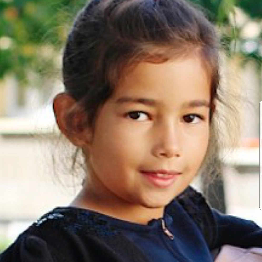 Laly a rejoint le concours — aidez-le/la à gagner de superbes lots ! beauty, black_hair, boy, brown_hair, child, child_model, forehead, fun, girl, hair, hairstyle, head, human_hair_color, long_hair, person, portrait_photography, smile