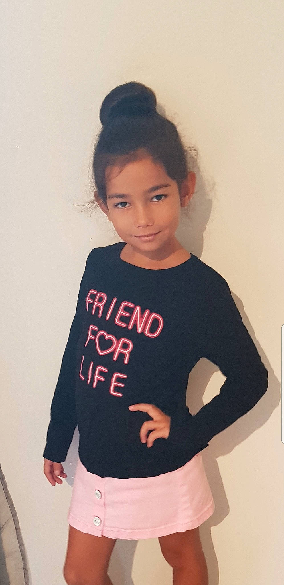 Laly participe au concours pour gagner de l'argent avec cette photo : child, clothing, cool, design, fun, girl, hairstyle, joint, outerwear, person, pink, product, shorts, shoulder, skin, sleeve, smile, standing, t_shirt, textile