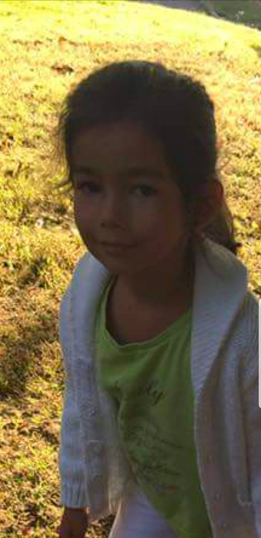 Laly participe au concours pour gagner de l'argent avec cette photo : black_hair, cheek, child, eye, face, forehead, fun, girl, grass, hairstyle, head, lady, long_hair, neck, nose, person, smile, trunk