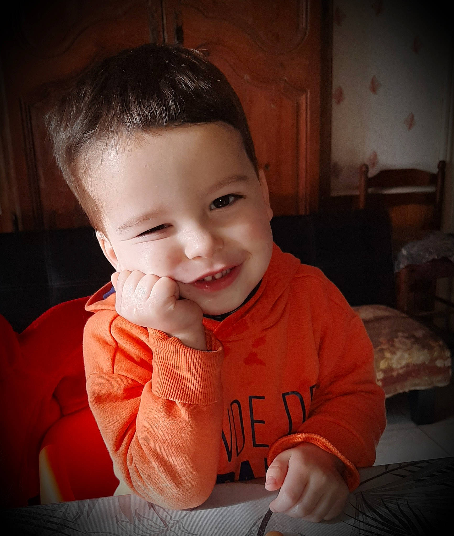 Tom a rejoint le concours — aidez-le/la à gagner de superbes lots ! baby, baby_laughing, baby_toddler_clothing, cheek, child, cool, finger, hand, joy, laugh, lip, living_room, long_sleeved_t_shirt, mammal, person, toddler, tooth