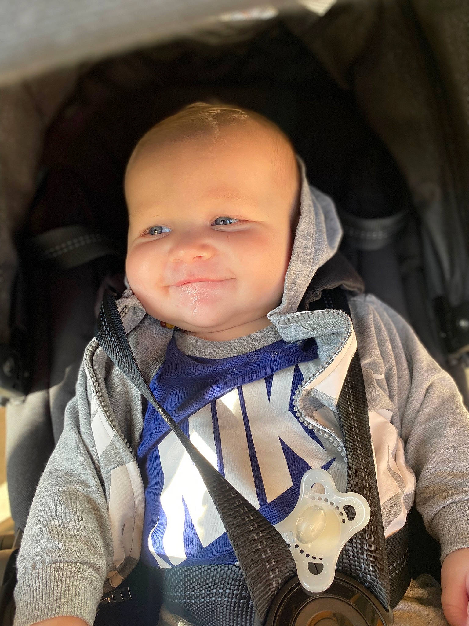 Timoteï participe au concours pour gagner de l'argent avec cette photo : auto_part, baby, baby_carriage, baby_products, car_seat, cheek, child, chin, comfort, cool, electric_blue, eyebrow, happy, person, personal_protective_equipment, seat_belt, sitting, skin, sleeve, smile