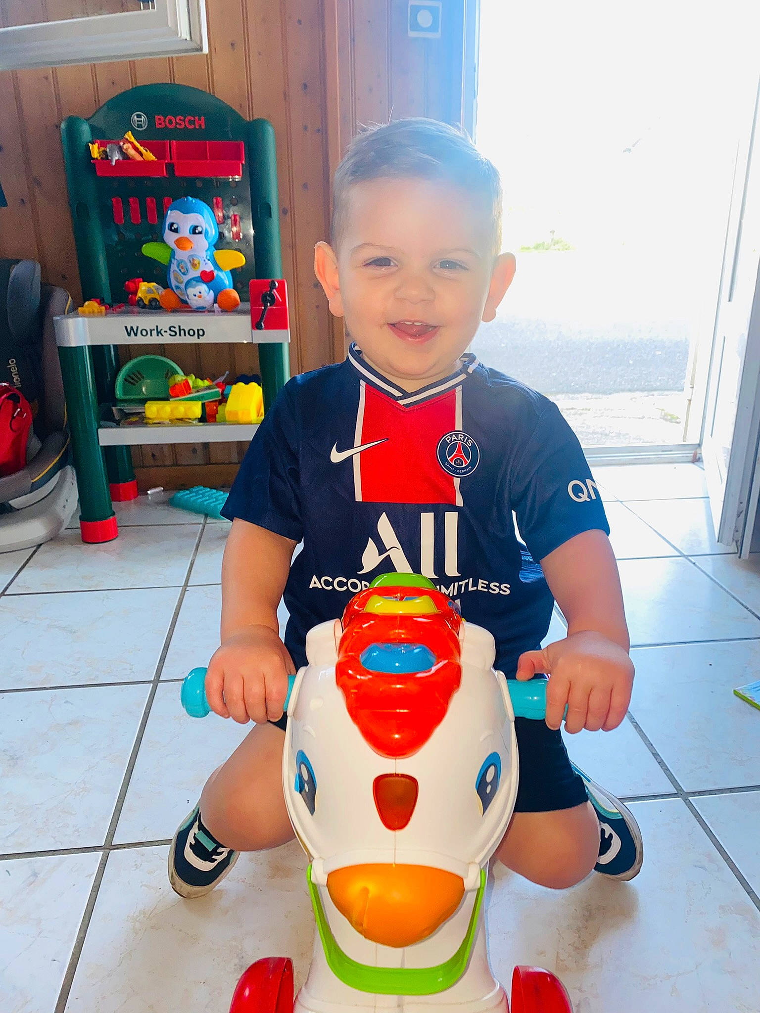 Braydon participe au concours pour gagner de l'argent avec cette photo : baby, baby_toddler_clothing, chair, child, face, flooring, fun, happy, joy, leg, leisure, person, photograph, play, recreation, shorts, sleeve, smile, snapshot, t_shirt