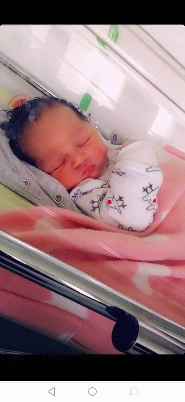 Gahëira participe au concours pour gagner de l'argent avec cette photo : baby, baby_products, baby_safety, baby_sleeping, baby_toddler_clothing, bed, bedtime, cheek, chin, comfort, eyebrow, infant_bed, linens, mammal, mouth, nap, nose, person, room, textile